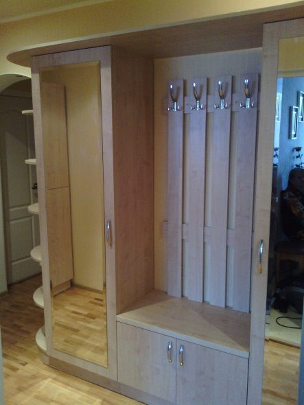 Mobili da ingresso con frontali in truciolare laminato