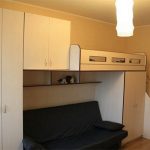 Letto a soppalco insolito con divano