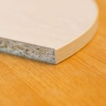 Lavorazione di parti in truciolare con bordatura per mobili