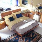 Un esempio di letto posizionato con la testiera rivolta verso la finestra