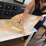 Restauro di un tavolo con carta da parati colorata