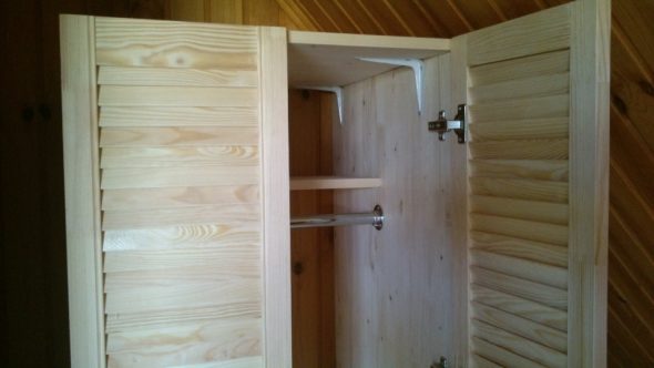 Mobiletto in legno
