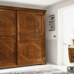 Gli armadi in legno massello hanno un aspetto rispettabile