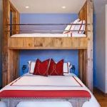 Elegante letto a castello in legno nella camera da letto degli adulti