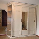Armadio in legno chiaro