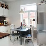 Cucina angolare con finestra