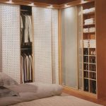 Armadio angolare in legno