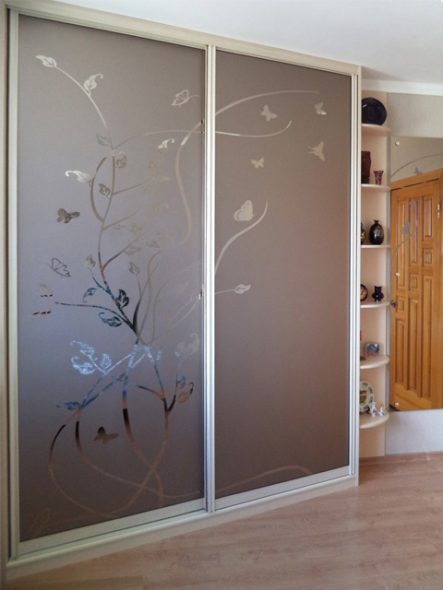 Applicazioni di vetri e specchi decorativi