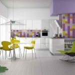 cucina bianca con pareti luminose