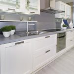 design degli interni del set da cucina bianco