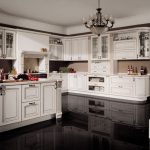 mobili da cucina bianchi con pavimento scuro