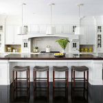 set da cucina bianco in una grande cucina