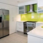 set da cucina bianco con accenti luminosi
