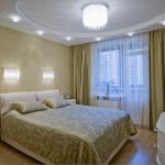 applique sopra il letto camera da letto luminosa