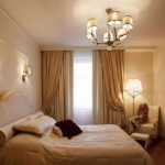 applique sopra il letto nella foto della camera da letto