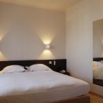 applique sopra il letto in camera da letto