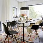 mobili neri nel design della sala da pranzo scandinava