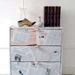 Decoupage di una cassettiera con vecchi giornali