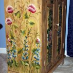 decoupage di un mobile con colori acrilici