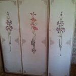 decoupage di un armadio con fiori