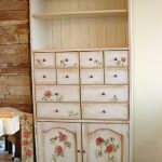 credenza decoupage per piatti