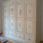 mobiletto dipinto con decoupage