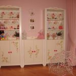 decoupage di un armadio nella cameretta dei bambini