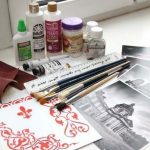 decoupage di un vecchio tavolo con colori