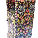decoupage di un comodino con colori e vernici