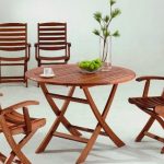 tavolo in legno e sedie da giardino