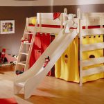 letto a soppalco per bambini con scivolo in legno chiaro