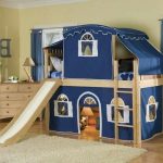 letto per bambini a forma di casa con scivolo