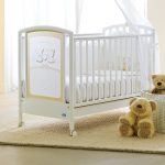 lettino per bambini bianco su ruote