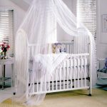 lettino per bambini bianco con baldacchino