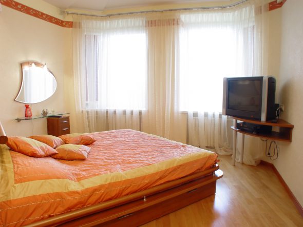 posizionamento diagonale del letto nella camera da letto