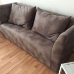 divano con cuscini in pelle scamosciata