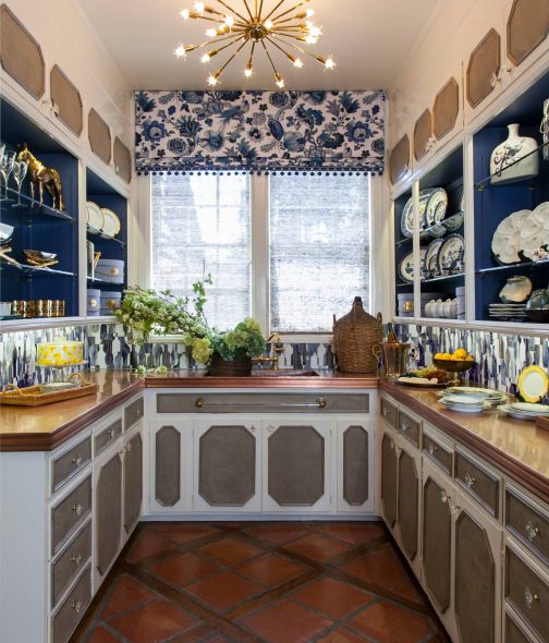cucina a forma di lettera P verso la finestra