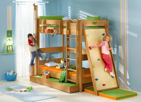 letto a castello con scivolo