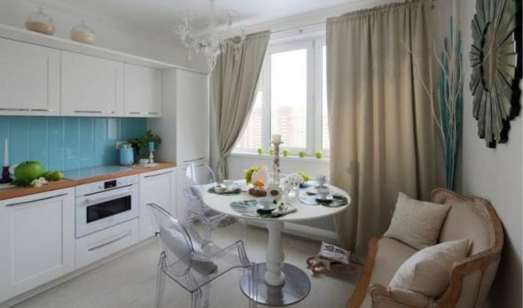 interno cucina con divano