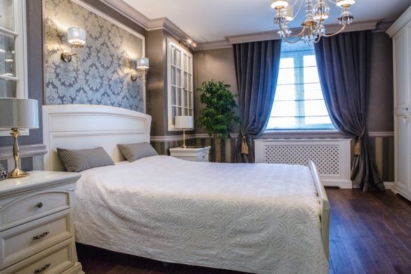 interno della camera da letto con applique