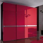 armadio italiano con frontale rosso lucido