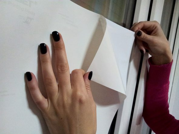 attaccare adesivi autoadesivi con le tue mani
