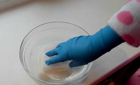 rimuovere il verde brillante dalla plastica