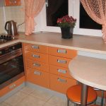 cucina 6 metri quadri colore arancione