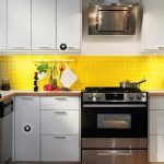 cucina luminosa con mobili bianchi