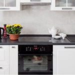 lavello della cucina contro il muro