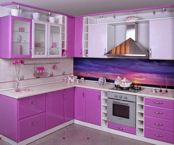 Set da cucina nei colori bianco e viola