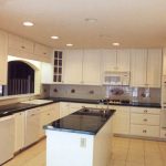 foto di cucina montata sul soffitto