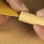 cera per mobili in tinta con il colore del legno