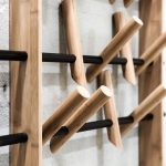 appendiabiti da parete per corridoio in legno